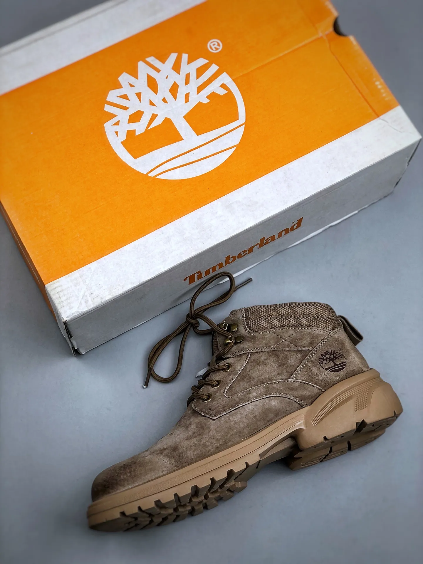 Local self-pickup 💰560 supports store release. New goods 🚀Timberland Timberland outdoor mid-top casual rhubarb boots series. Guangdong factory quality. Original box and original packaging. The fabric is made of Italian 🇮🇹 top-grade frosted fine-grained cowhide. It is paired with anti-odor and anti-corrosion genuine leather latex insoles to give you a perfect wearing experience. High-quality and durable. A must-have for sportsmen. Specially designed to handle handsomeness. High-quality and first-class foot feel. Size: 38-44 (leather shoe size)